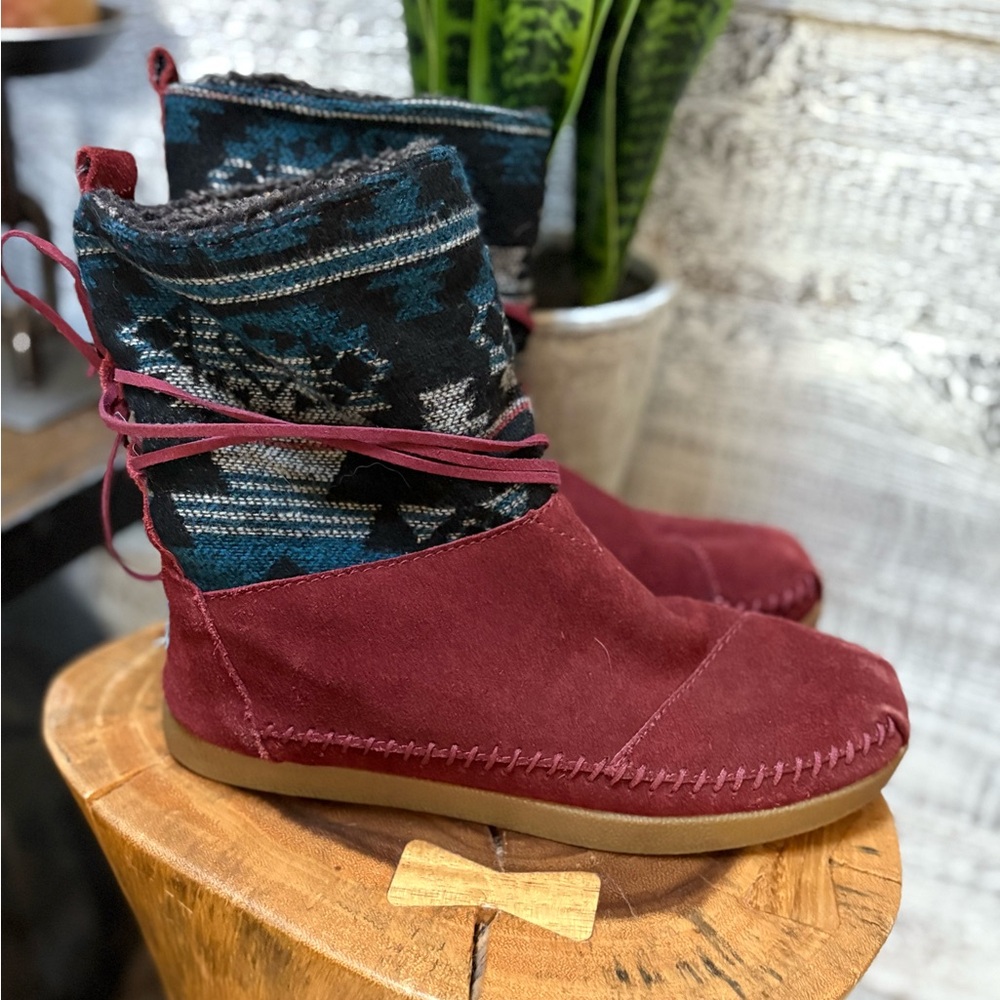 🏷 TOMS | Nepal Suede Boots w/ Faux Fur Lining - Womens 6.5, Red/Black/Blue